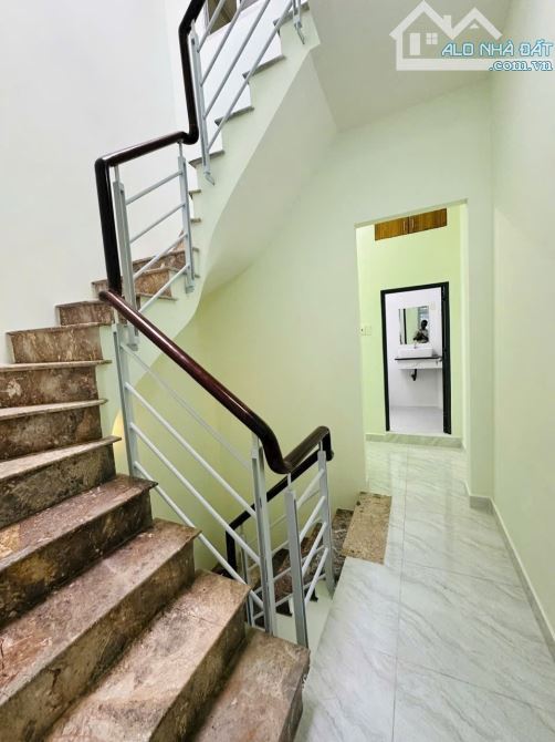 Hẻm đẹp giá rẻ, 56m2, 2Tầng, 3PN, 2WC, thông ra Phạm Hữu Lầu, Chỉ 3.7T - 4