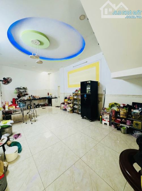 ❌HXH - Ô TÔ ĐỖ CỬA❌86m2 (4.3x 20m)  Ngang 6m - 3 tầng BTCT Nở hậu - N. Văn Quá - 5.x tỷ - 6