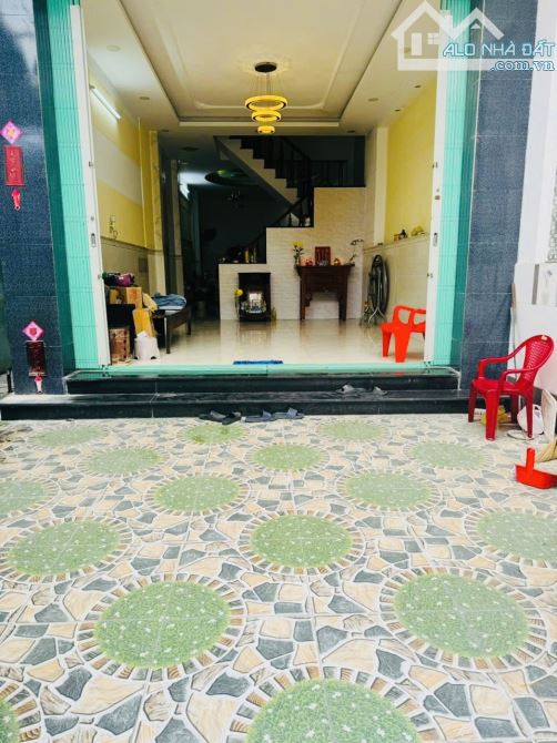 ❌HXH - Ô TÔ ĐỖ CỬA❌86m2 (4.3x 20m)  Ngang 6m - 3 tầng BTCT Nở hậu - N. Văn Quá - 5.x tỷ - 8