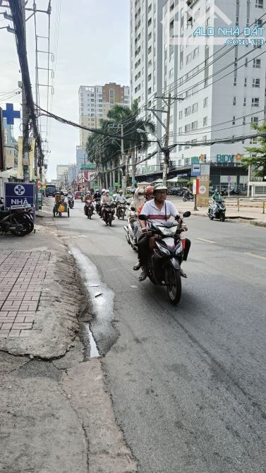 Ngộp banhk 20ty  bán gấp nhà măt tiên âu cơ  có dòng tiền 720tr/ năm