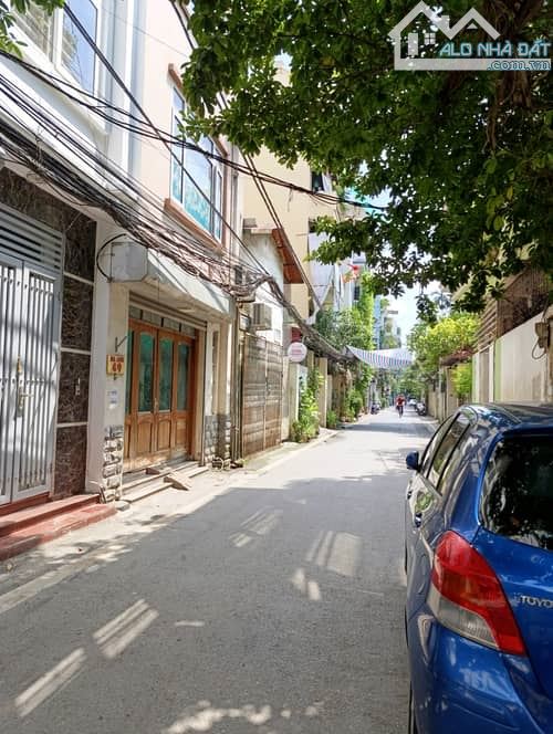Có 1 0 2 cc bán đất tặng nhà Phố Tứ Liên diện tích 67m2 , Mt 5,1m , giá chỉ 16 tỷ