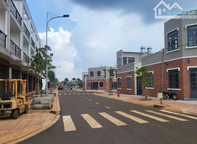 Bán đất ngay KCN Vsip mặt đường ĐT741 vòng xoay Cổng Xanh giá 868 triệu/nền.