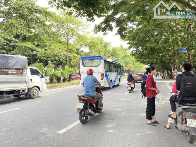 Mặt phố Ngô Gia Tự  - 460m đất mặt tiền  8m nở hậu  xây tòa chấm hết - chỉ 60 tỏi.