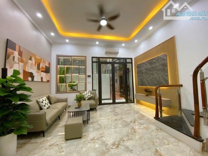 10M RA Ô TÔ- PHỐ AN DƯƠNG-SÁT ĐƯỜNG THANH NIÊN-XUNG QUANH LÀ TRƯỜNG HỌC- CHỢ-39M2*5T