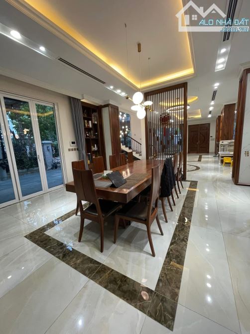 BIỆT THỰ ĐƠN LẬP, LÔ GÓC, KĐT VINHOMES RIVERSIDE: 400M2, 4T, MT20M, 135 TỶ - 2