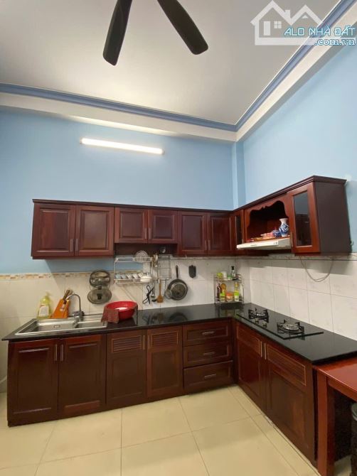 Nhà 3 tầng đẹp KDC bàn cờ, cạnh KCN Sóng Thần 2, dòng tiền 230 TR/NĂM, 152m2 chỉ 5,95 tỷ - 6