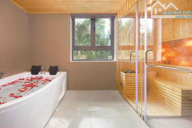 Cần bán khách sạn đường Hoàng Kế Viêm. DT 315m2. Cách biển Mỹ Khê 1 phút - 7