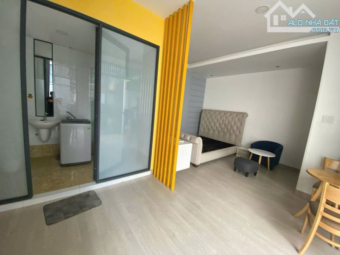 Gấp gấp và hiếm căn nhà ngay khu sân bay Tân Sơn Nhất 10x27m - CTXD 7 tầng giá 200tr/m2.