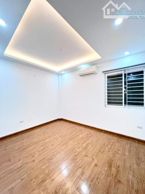 CỰC HIẾM - Nhà đẹp  Phố Lê Trọng Tấn, Thanh Xuân. DT:  43m,  5 tầng. Giá: 10.8 tỷ. Ngõ OTO