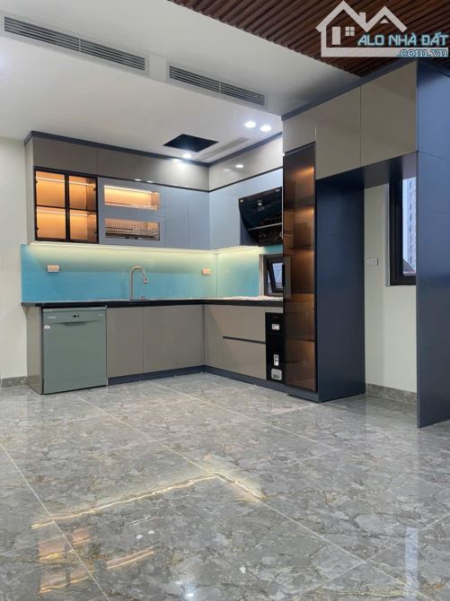 BÁN NHÀ XÂY MỚI PHỐ NGUYỄN VĂN CỪ,GẦN TRƯỜNG ÁI MỘ,DT 35M X 7 TẦNG,GARA THANG MÁY.
