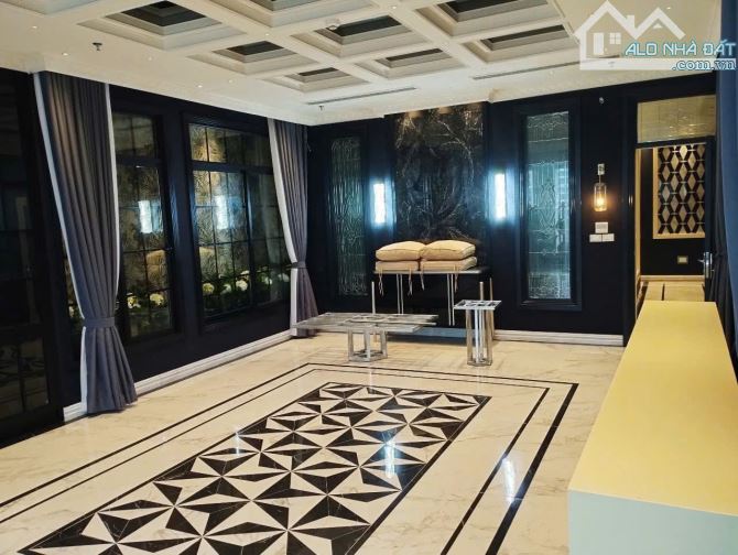 Bán tòa nhà 10 tầng mặt phố Nguyễn Văn Cừ, 160m2, nội thất xịn, vỉa hè 7m, 90 tỷ