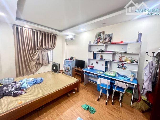 BÂN NHÀ YÊN NGHĨA TỔ 5 ĐƯỜNG THÔNG LÔ GÓC THOÁNG SÁNG 34 M 4.5 TẦNG HƠN 4 TỶ