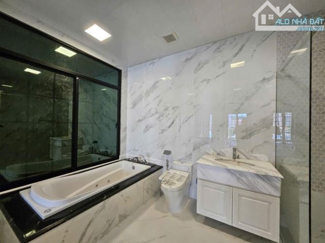 Bán tòa nhà 10 tầng mặt phố Nguyễn Văn Cừ, 160m2, nội thất xịn, vỉa hè 7m, 90 tỷ - 2