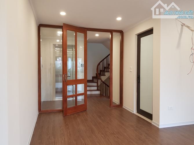Bán nhà phân lô khu Liên Cơ, Mỹ Đình. Dt 107m2, MT 6m, xây 5 tầng. 2 mặt đường ô tô tránh - 3