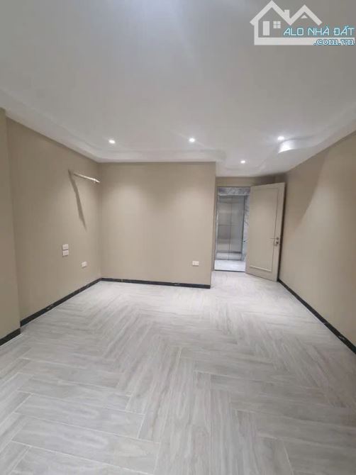HOT- Cần Bán nhà Đẹp 7 Tầng, Thang Máy, Phố Hào Nam, Ô Tô tránh, KD Đỉnh - DT50m2 - MT4,2m - 5