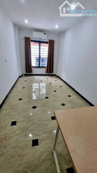 Bán nhà Giáp Nhị, Thịnh Liệt, 28m2 x 5 tầng, ô tô Kinh Doanh nhỏ, Giá 4.3 tỷ( ctl).