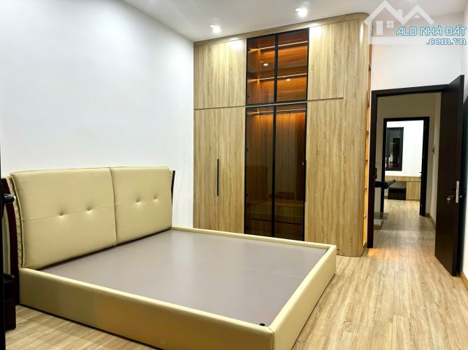 BÁN NHÀ 266 NGUYỄN VĂN CỪ 52M2- FULL NỘI THẤT - Ô TÔ ĐỖ CỔNG - HƠN 9 TỶ SỔ ĐẸP - 5