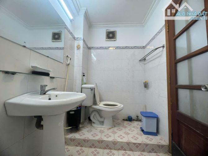 Rộng 93m2,2p ngủ,nội thất,lầu 1, Đinh Công Tráng,Tân Định, Q1 giá 12tr/th - 6