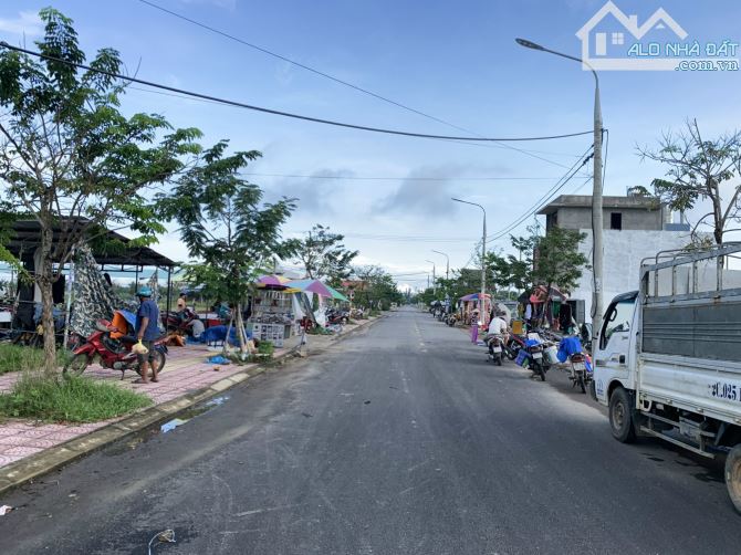 Khu phố chợ Lai Nghi (có sổ): Cần bán lô đất 2 mặt tiền; trong khuôn viên chợ.