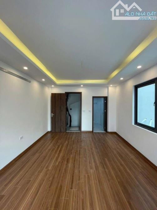 Bán gấp nhà Nguyễn Văn Cừ, 32m2, 5 tầng mới, ô tô đỗ gần chỉ 5.5 tỷ - 1