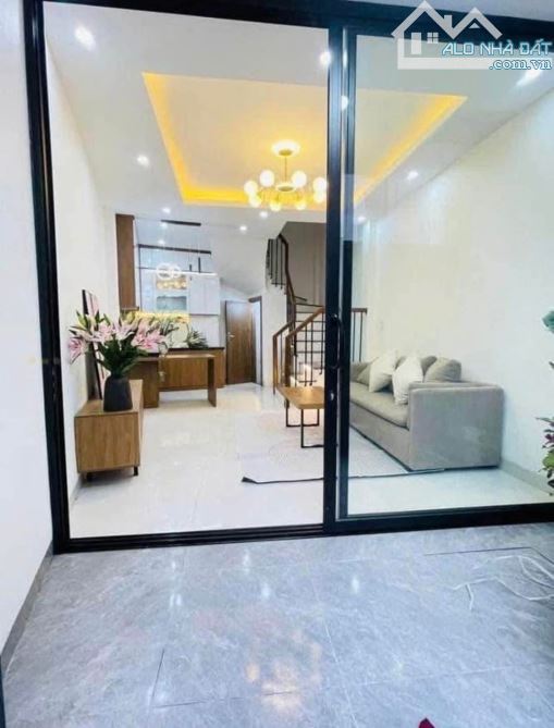 Hữu Hòa,Cuối Kim Giang,sổ 42m 5 tầng,lô góc 4.65 tỷ - 2