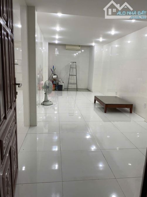 Bán nhà mặt tiền 3 Lầu Trần Hưng Đạo Q1 .Công nhận 63 m2 giá 27 tỷ - 2