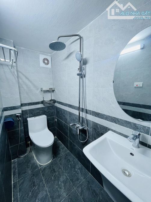 Bán nhà 173 Hoàng Hoa Thám, 32m2 sổ, 5 tầng mới, 3 ngủ, 4 WC, ngõ rộng gần ô tô, 5.9 tỷ - 3