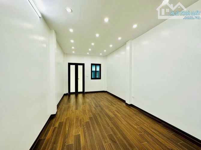 Nhà mới đẹp ở ngay- ngõ thông 3 gác tránh- 40m2-4 tầng -Trương Định- Hoàng Mai-6 tỷ 9 - 8