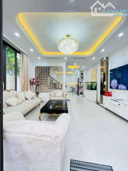 Bán nhà Ô Cách, quận Long Biên 42m2, 5 tầng, 6 tỷ, ô tô đỗ cửa, 10m phố, trung tâm.