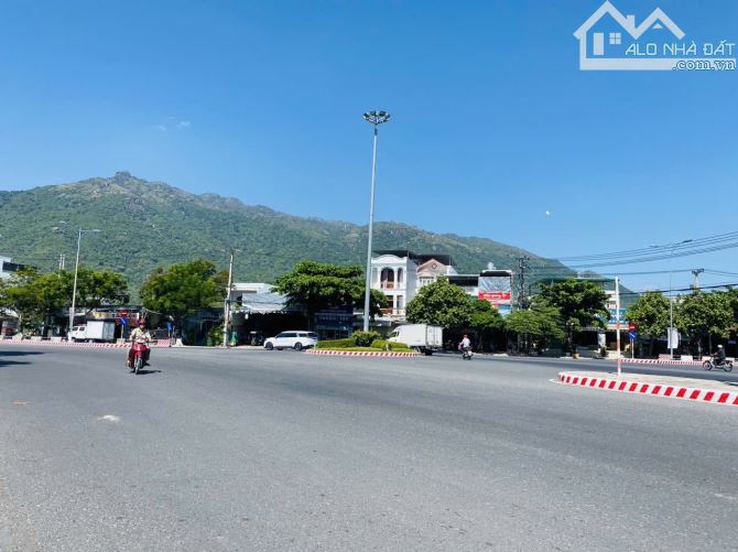 Bán lô mặt tiền đường Nguyễn Tất Thành, xã Phước Đồng, tp. Nha Trang. Giá 17 tỷ 500 - 2