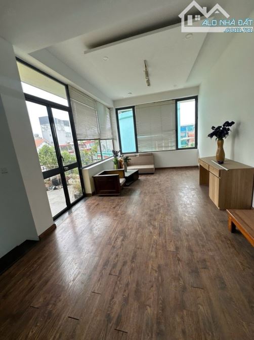 Cần tiền bán gấp nhà ngọc thuỵ, Long Biên, tiện ích đầy đủ, Dt: 100m2, giá: 19.9tỷ ( có th - 2