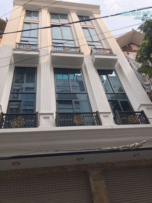 Cho thuê biệt thự tại KĐT Dịch Vọng. DT: 220 m2 * 4 tầng. MT: 9 m. Chia phòng. Giá: 50 tr