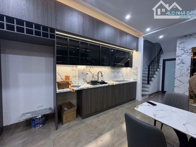 Bán nhà Tây Sơn, 40m, xây mới, thang máy, gần ô tô, chào 10 tỷ 2