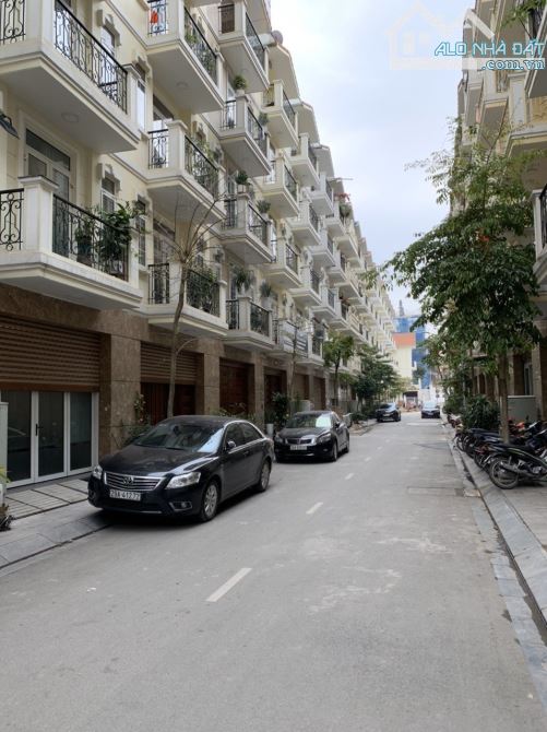 Cho thuê liền kề tại khu 96 Nguyễn Huy Tưởng. DT: 75m2 * 5 tầng. MT: 6m. Chia phòng - 1