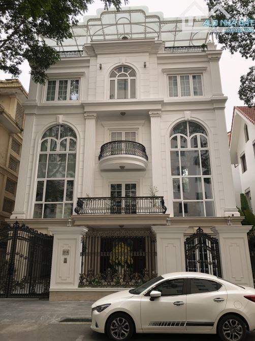 Cho thuê biệt thự tại KĐT Dịch Vọng. DT: 220 m2 * 4 tầng. MT: 9 m. Chia phòng. Giá: 50 tr - 1