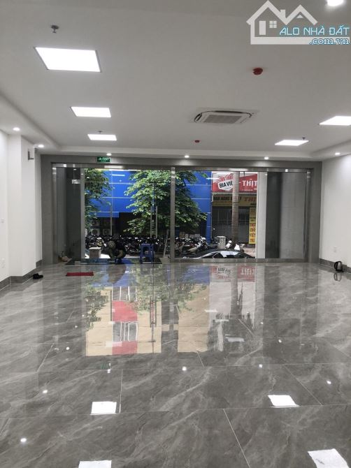 Cho thuê liền kề tại khu 96 Nguyễn Huy Tưởng. DT: 75m2 * 5 tầng. MT: 6m. Chia phòng - 2
