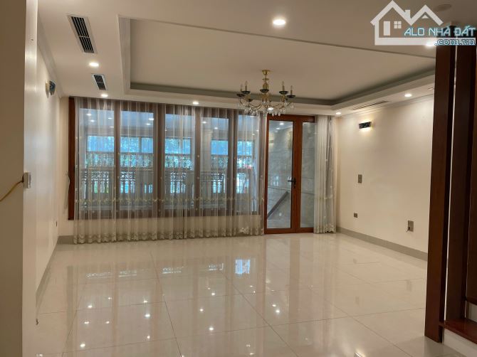 Nhà mặt Hồ Tây, mặt phố Nhật Chiêu - 72 tỷ. - 2