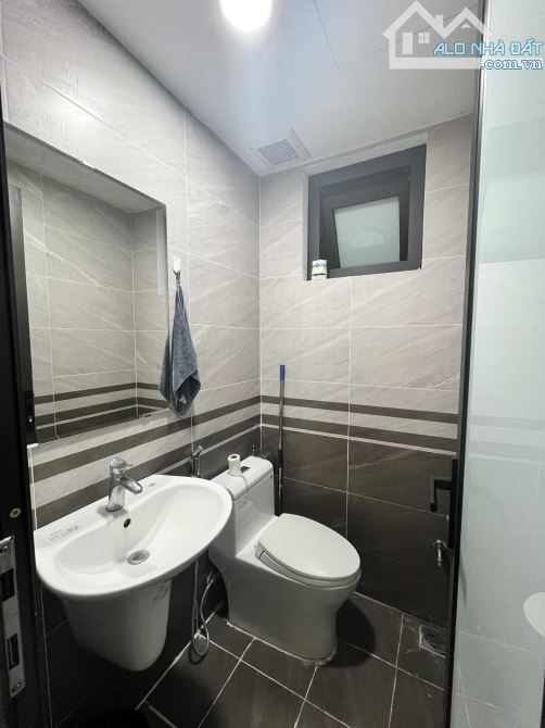 Cho thuê liền kề tại khu 96 Nguyễn Huy Tưởng. DT: 75m2 * 5 tầng. MT: 6m. Chia phòng - 3