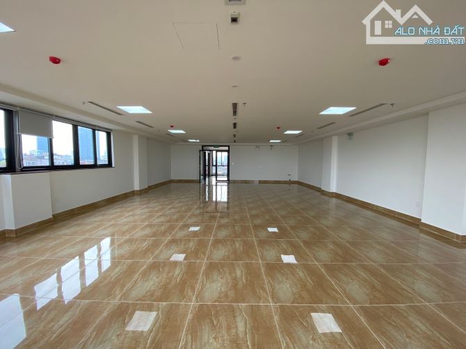 Cho thuê nhà phân lô tại Trần Kim Xuyến. DT: 90 m2 * 7 Tầng. MT: 6 m. Thông sàn. Thang máy - 3