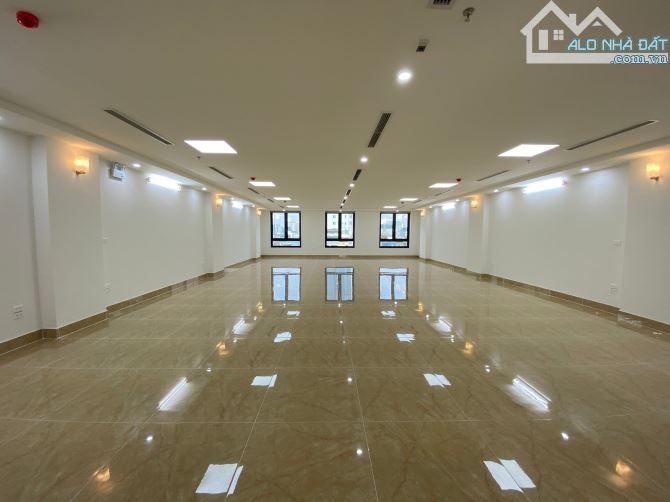 Cho thuê nhà phân lô tại Trần Kim Xuyến. DT: 90 m2 * 7 Tầng. MT: 6 m. Thông sàn. Thang máy - 4