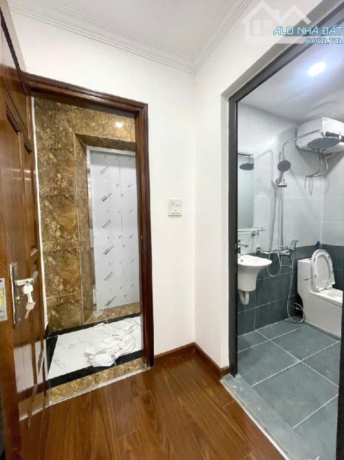 LÔ GÓC,  ĐƯỜNG HOÀNG QUỐC VIỆT, THANG MÁY, 35M2, NGÕ THÔNG, NHÀ MỚI, HƠN 7 TỶ - 4