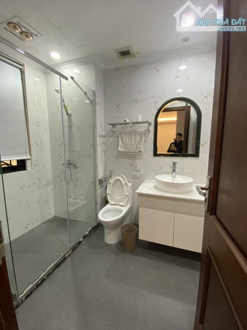 Cho thuê biệt thự tại KĐT Dịch Vọng. DT: 220 m2 * 4 tầng. MT: 9 m. Chia phòng. Giá: 50 tr - 5