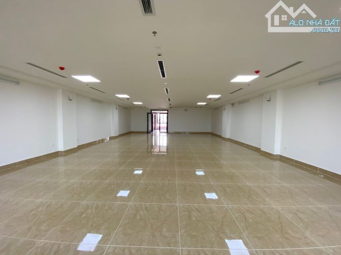 Cho thuê nhà phân lô tại Trần Kim Xuyến. DT: 90 m2 * 7 Tầng. MT: 6 m. Thông sàn. Thang máy - 5