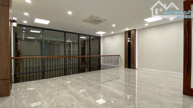 Cho thuê nhà phân lô ngõ Trung Kính lớn. DT: 60 m2 * 5 tầng. MT: 5 m. Chia phòng. Giá: 30t - 5