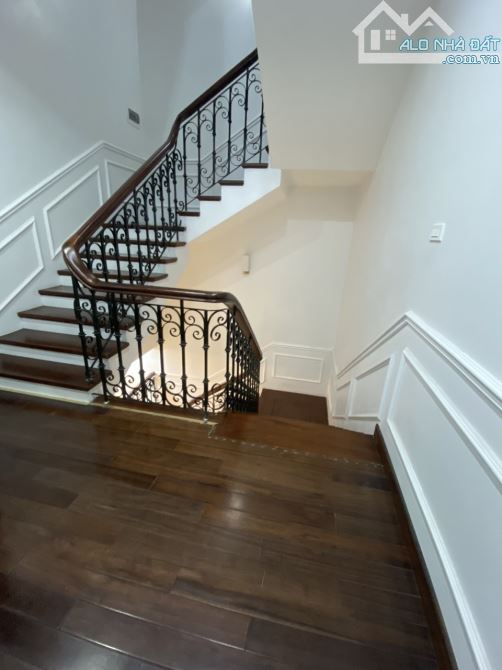 Cho thuê biệt thự tại KĐT Dịch Vọng. DT: 220 m2 * 4 tầng. MT: 9 m. Chia phòng. Giá: 50 tr - 6