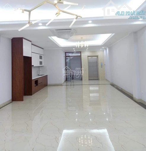 Cho thuê nhà phân lô ngõ ô tô tại Trung Kính lớn. DT: 70 m2 * 5 tầng. MT: 5.5 m. Giá: 32 t - 6