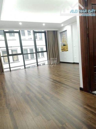 Cho thuê nhà phân lô ngõ ô tô tại Trung Kính lớn. DT: 70 m2 * 5 tầng. MT: 5.5 m. Giá: 32 t - 7