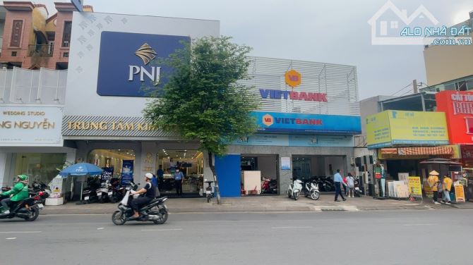 Bán nhà 2 mặt tiền Tân Sơn P.15 Q.Tân Bình , DT: 13,5x21m ( 260m2) 2 tầng , Giá 55 tỷ TL