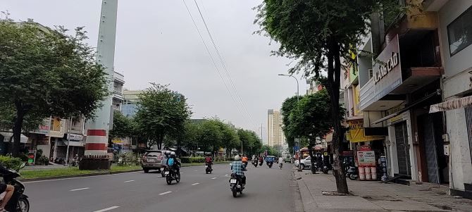 BÁN ĐẤT TẶNG NHÀ MINH PHỤNG NGAY CHỢ.190M2 NGANG 6,1M Chỉ: 100tr.m2 - 2