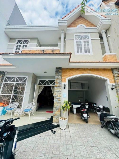 Biệt Thự gần Hồ đang thi công đường Võ Thị Sáu Phường 2 , DT 190m2 giá 18 tỷ tốt nhất TPVT